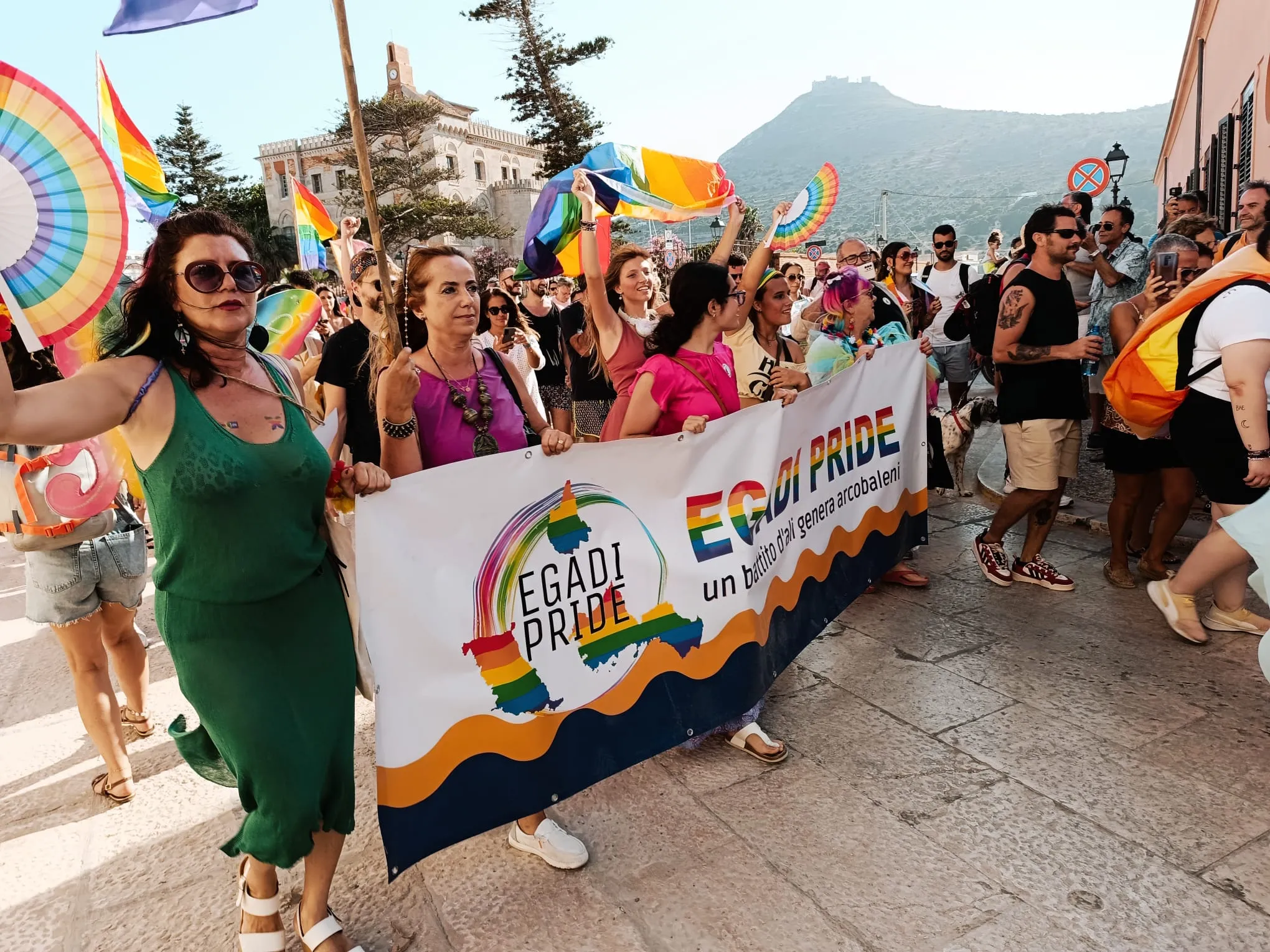 L'Egadi Pride colora Favignana, in piazza per i diritti universali. Forgione: "La battaglia contro ogni discriminazione non può avere alcun limite"