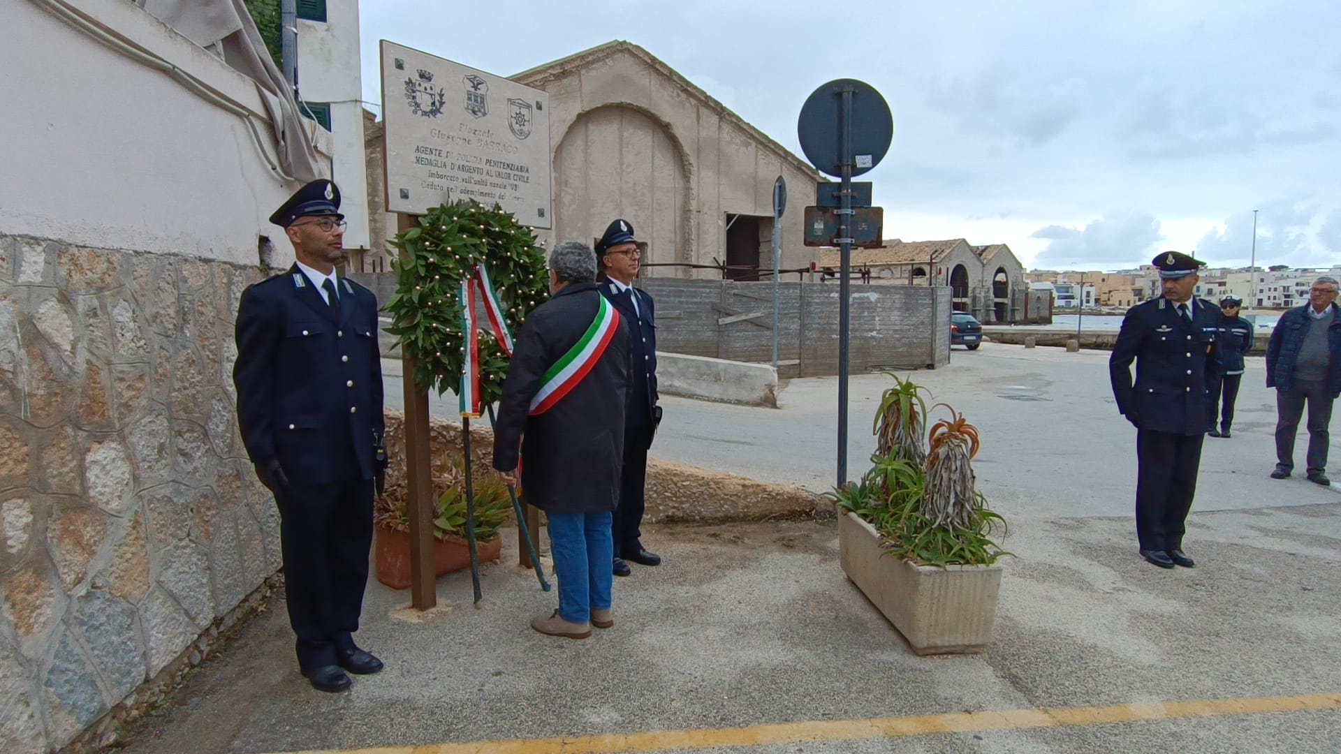 Commemorato oggi a Favignana l’agente Giuseppe Barraco. Forgione: “Un esempio per la nostra comunità”