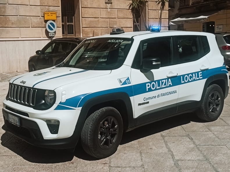 Passeggia nudo sugli scogli, turista multato dalla Polizia Locale di Favignana per atti osceni in luogo pubblico