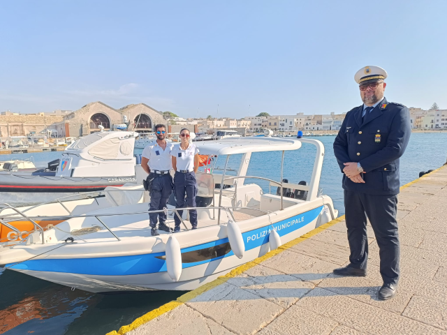 Affidata alla Polizia locale di Favignana imbarcazione utilizzata per l’immigrazione clandestina. Forgione: “È un fatto importante, il Nucleo marino svolge un'attività fondamentale”